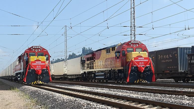 Die China-Laos-Eisenbahn hat mehr als zehn Millionen Tonnen Güter umgeschlagen                    Die China-Laos-Eisenbahn hat nach Angaben der lokalen Beh?rden seit ihrer Inbetriebnahme im Dezember 2021 bisher über 10 Millionen Tonnen Güter umgeschlagen.